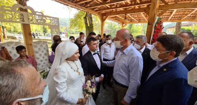 Bakan Soylu, sel bölgesinde Libya görevinden dönen uzman çavuşun düğününe katıldı