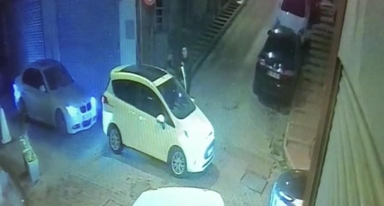 Dehşet kamerada: Laf attıkları kadını koruyan adamı bıçakladılar