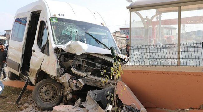 agri-da-servis-minibusu-duraktaki-ogrenciye-ve-duvara-carpti-7-ogrenci-yarali.jpg