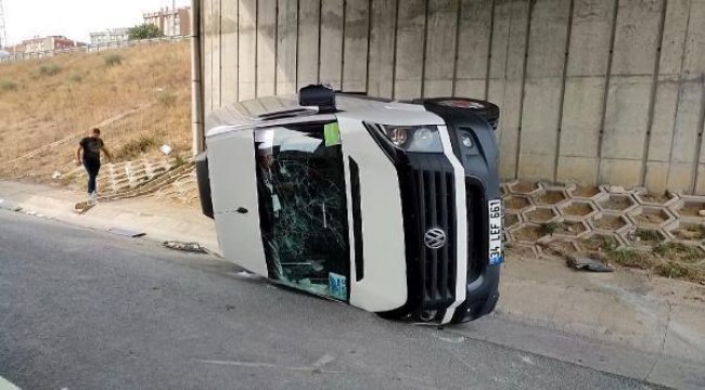 basaksehir-de-servis-minibusu-yan-yatti-6-isci-hafif-yaralandi.jpg