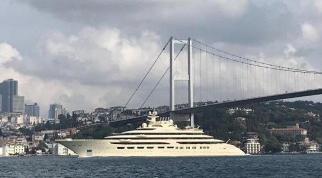 guzel-kiz-istanbul-bogazi-ndan-gecti.jpg