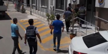 izmir-de-174-yil-hapisle-aranan-17-yasindaki-hukumlu-polis-tarafindan-yakalandi.jpg
