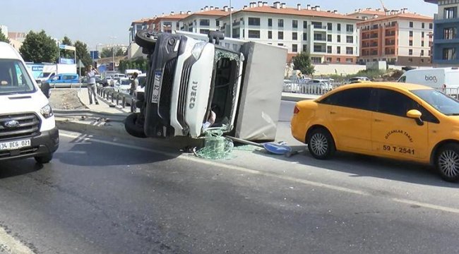 kamyonet-bariyerlere-carparak-devrildi.jpg