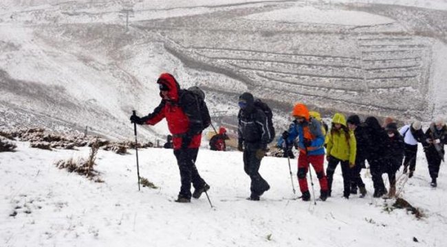 kar-altinda-palandoken-in-zirvesine-cumhuriyet-tirmanisi.jpg