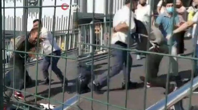 metrobus-ust-gecidinde-seyyar-saticilar-yumruk-yumruga-kavga-etti.jpg