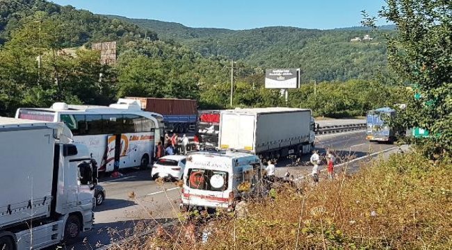 sakarya-da-7-arac-birbirine-girdi-10-yarali.jpg