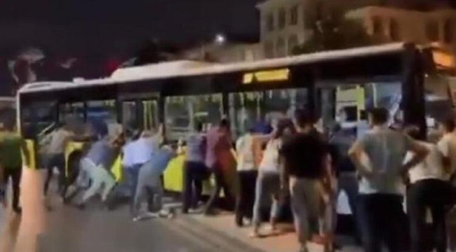 uskudar-da-refujde-asili-kalan-iett-otobusu-icin-yolcular-seferber-oldu.jpg