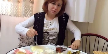 sarkici-ceyhan-meshur-yer-sofrasi-pozunu-tekrar-18420597_2288_amp.jpg
