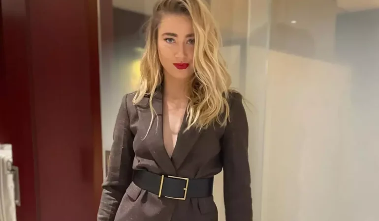 amber-heard-ikiz-bebeklerini-kucagina-aldi-elon-18622730_5424_amp.jpg