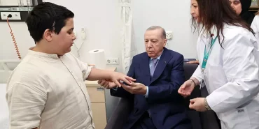 cumhurbaskani-erdogan-ve-kucuk-cocugun-gulduren-18643420_8106_amp.jpg