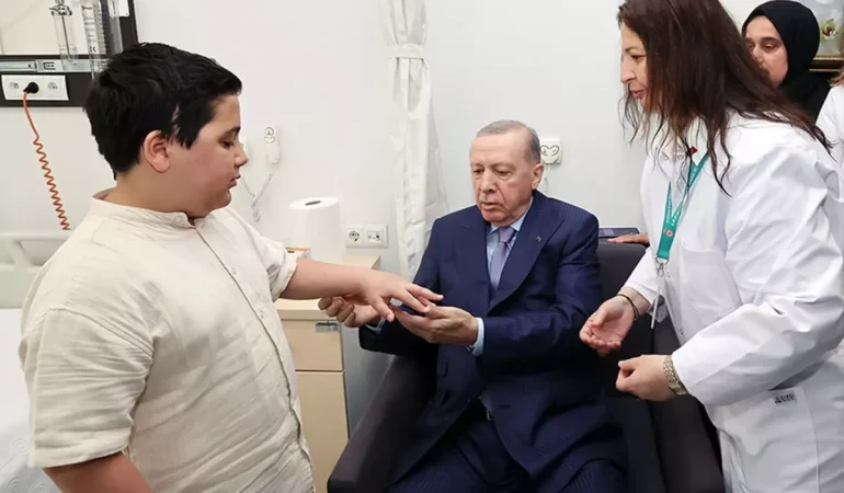cumhurbaskani-erdogan-ve-kucuk-cocugun-gulduren-18643420_8106_amp.jpg