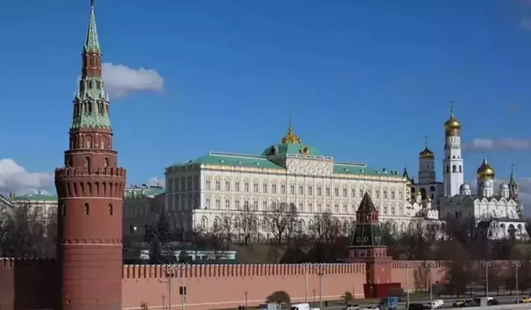 peskov-putin-ve-trump-arasinda-yuz-yuze-gorus-18649743_amp.jpg